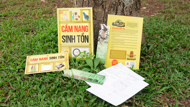 Bộ sách có kèm theo nhiều quà tặng.