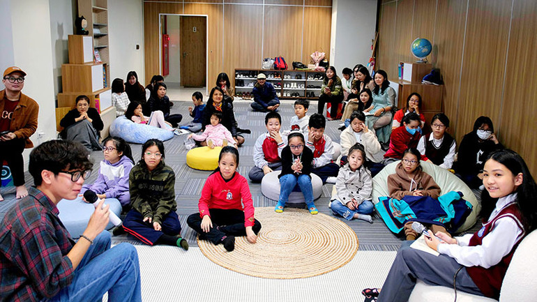 Đông đảo độc giả nhí đã đến giao lưu cùng tác giả.