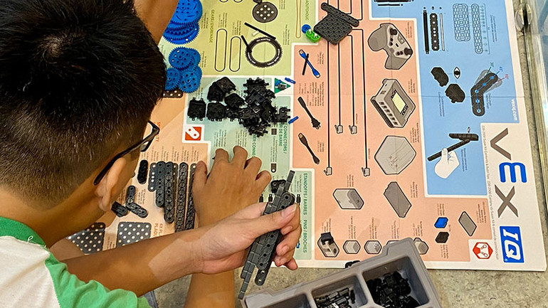 VEX IQ là mô hình robot được triển khai giảng dạy và thực hành trong trại hè năm nay. (Ảnh: NHẬT QUANG)