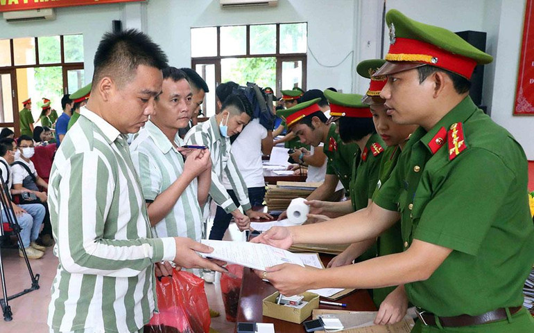 Các phạm nhân tiến hành các thủ tục ra trại.