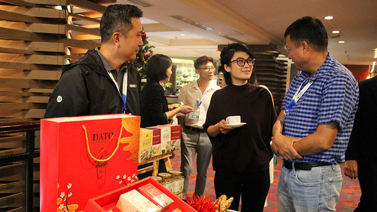 Các đại biểu trao đổi và giới thiệu sản phẩm tại Hội thảo.