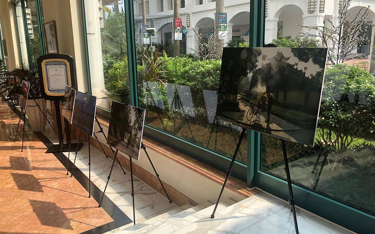 Các bức ảnh nghệ thuật về Hà Nội được trưng bày tại triển lãm.