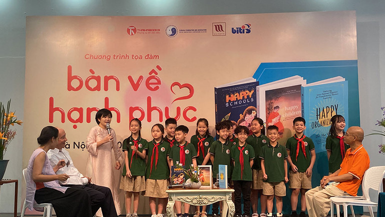 Các diễn giả giao lưu cùng các em học sinh trường Việt Nam - Cuba.