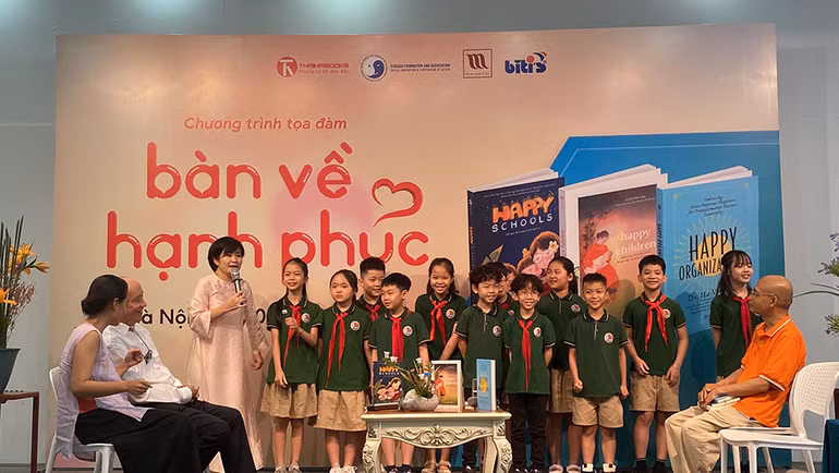 Các diễn giả giao lưu cùng các em học sinh trường Việt Nam - Cuba.