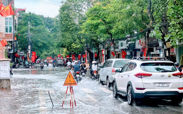 Đến trưa 26/8, tại khu vực ngã ba Lê Lợi-Đông Khê 2 (quận Ngô Quyền) vẫn còn ngập nước.