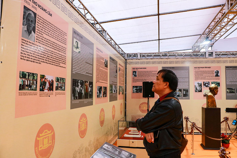 Khuôn viên của sự kiện có Nhà Ký ức, nơi trưng bày những di sản của thơ văn Việt Nam từ xưa tới nay.