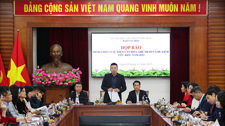 Ông Nguyễn Anh Vũ, Tổng Biên tập Báo Văn hóa công bố tiêu chí bình chọn.