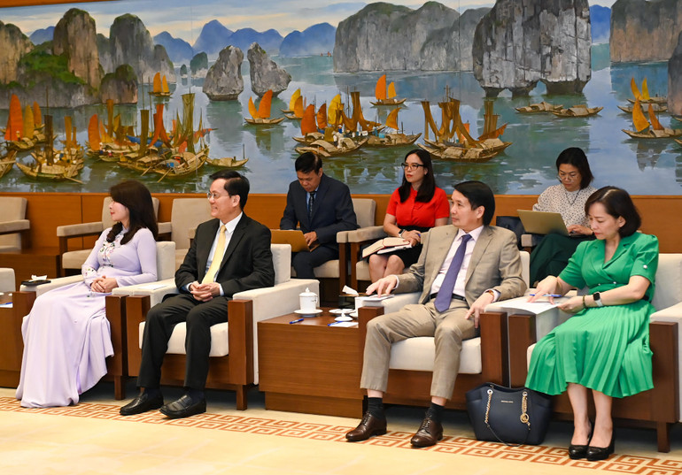Lãnh đạo các Ủy ban của Quốc hội, Bộ Ngoại giao và các đại biểu dự buổi tiếp.