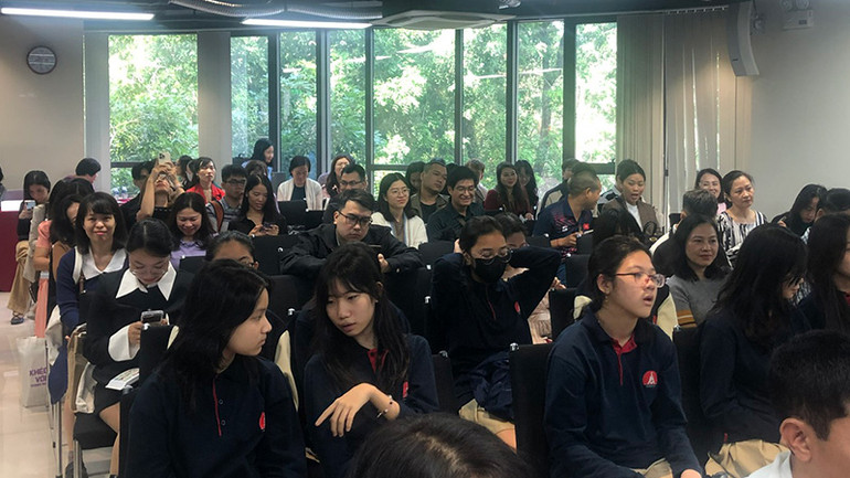 Đông đảo độc giả đến dự buổi ra mắt sách.