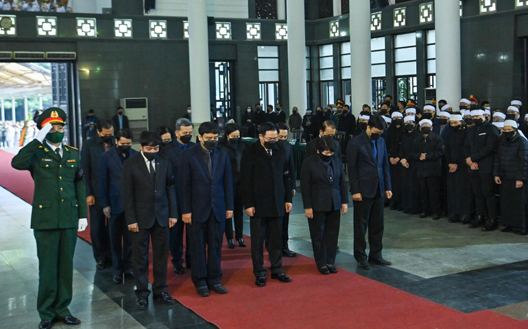 Đoàn Quốc hội nước Cộng hòa xã hội chủ nghĩa Việt Nam do đồng chí Vương Đình Huệ, Ủy viên Bộ Chính trị, Chủ tịch Quốc hội dẫn đầu vào viếng và chia buồn cùng gia quyến. Đoàn Quốc hội nước Cộng hòa xã hội chủ nghĩa Việt Nam do đồng chí Vương Đình Huệ, Ủy viên Bộ Chính trị, Chủ tịch Quốc hội dẫn đầu vào viếng và chia buồn cùng gia quyến.