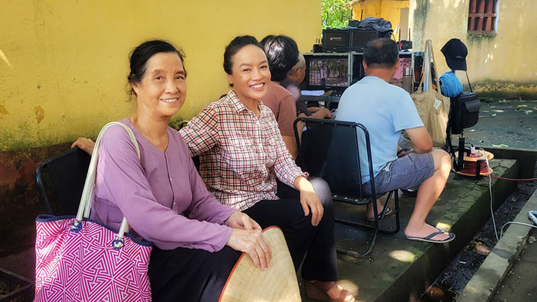 Hai NSƯT Ngọc Tản và Tú Oanh trên phim trường. Hai NSƯT Ngọc Tản và Tú Oanh trên phim trường.