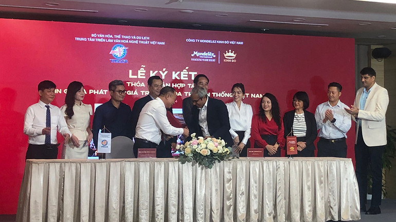 Hai bên trao Biên bản ghi nhớ hợp tác.