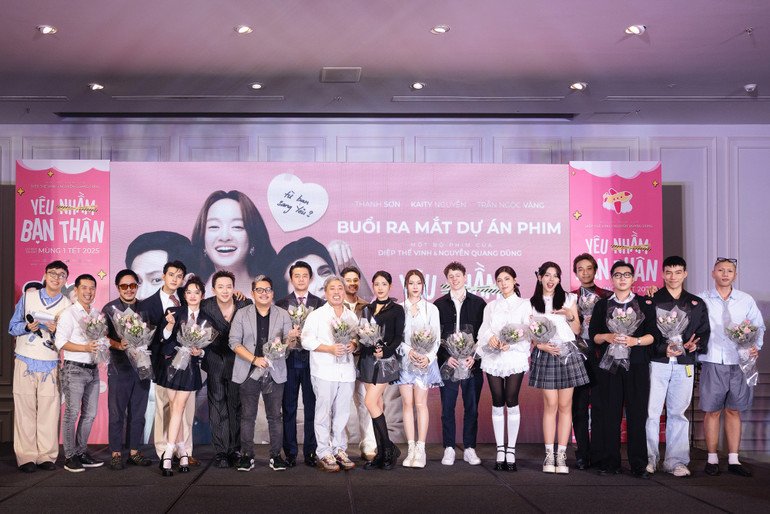 Ê-kíp làm phim tại buổi showcase.