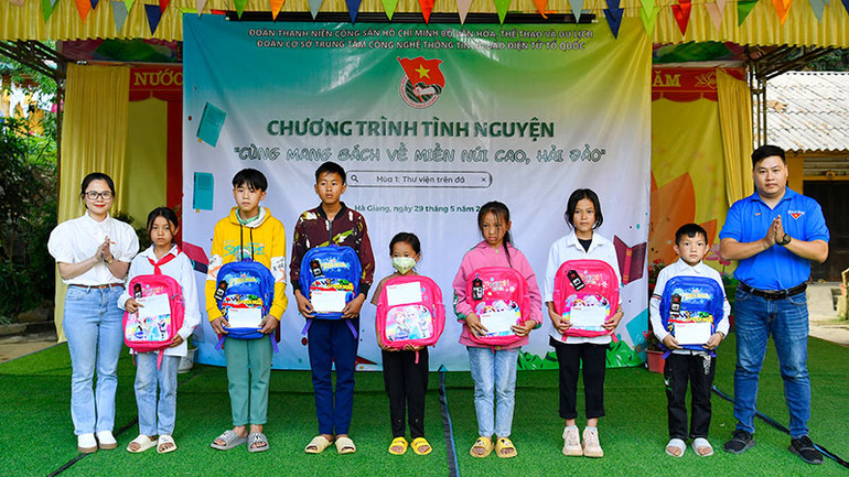 Trao quà cho các em nhỏ.