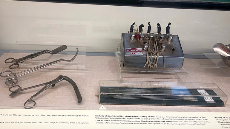 Các bộ dụng cụ y tế của Giáo sư Tôn Thất Tùng và Giáo sư Nguyễn Tài Thu, cũng là những người Anh hùng Lao động.