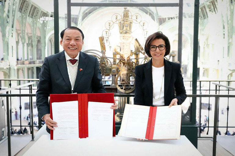 Bộ trưởng Nguyễn Văn Hùng và Bộ trưởng Rachida Dati ký Chương trình hợp tác văn hóa giai đoạn 2024-2028 giữa Bộ Văn hóa Thể thao và Du lịch Việt Nam và Bộ Văn hóa Pháp.