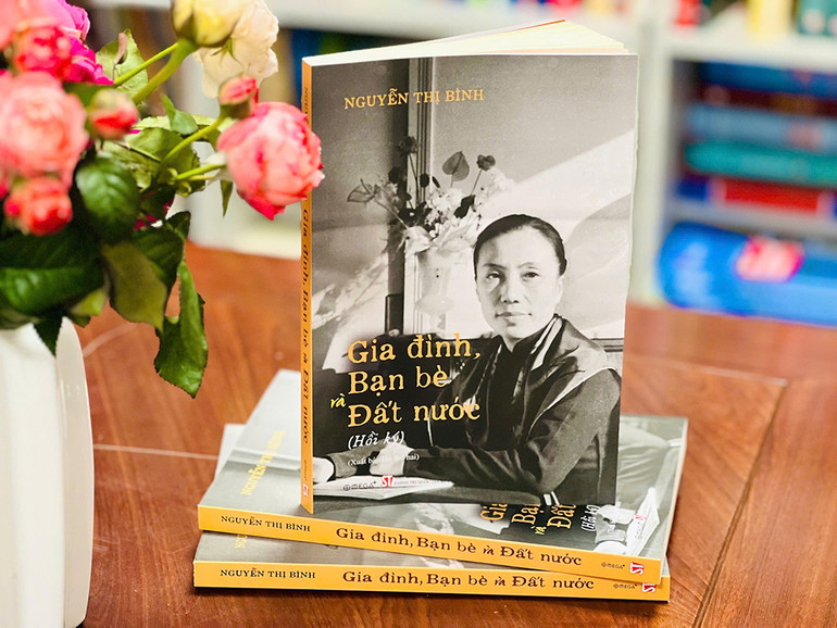Hồi ký “Gia đình, bạn bè và đất nước” ăn khách và bị làm giả ảnh 1 Hồi ký “Gia đình, bạn bè và đất nước” ăn khách và bị làm giả ảnh 1