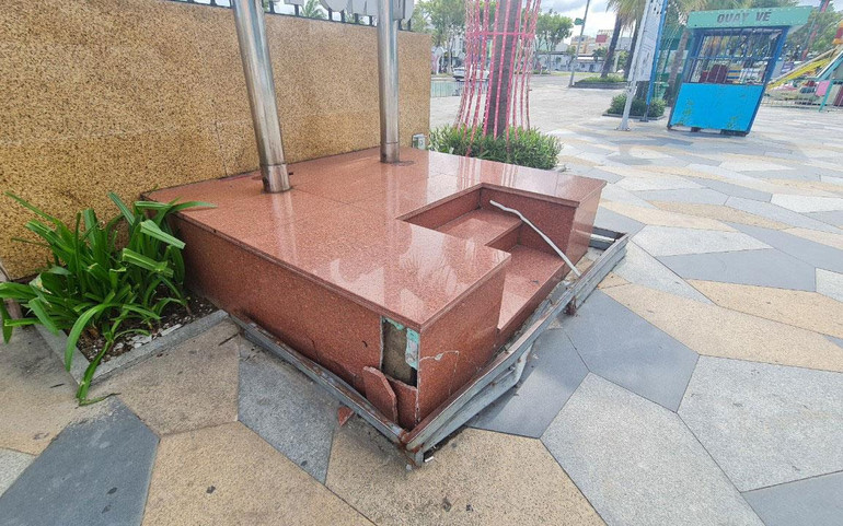 Cột cờ trang nghiêm trở thành hoang phế