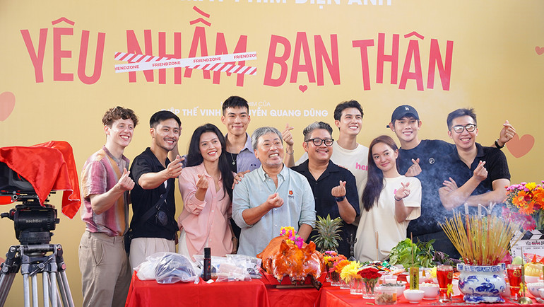 Ê-kíp làm phim trong buổi khai máy.