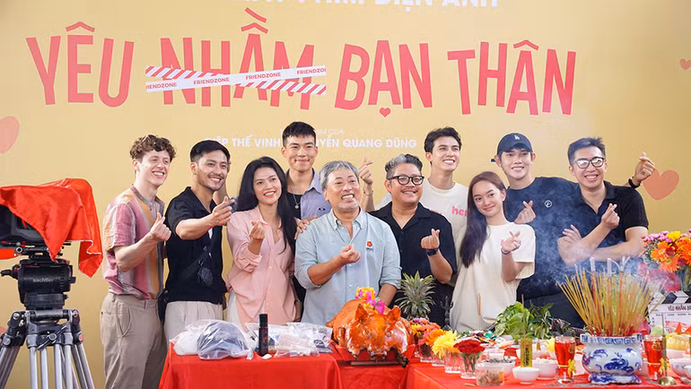 Ê-kíp làm phim trong buổi khai máy.