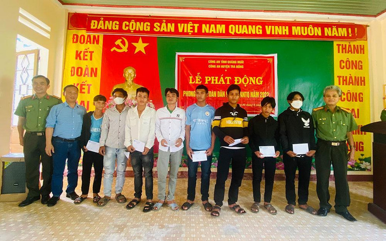 Trao tặng quà cho gia đình khó khăn, động viên bà con xã Trà Tây làm ăn kinh tế.