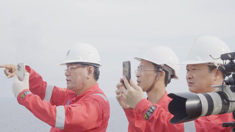 Đoàn làm phim tại một điểm quay.