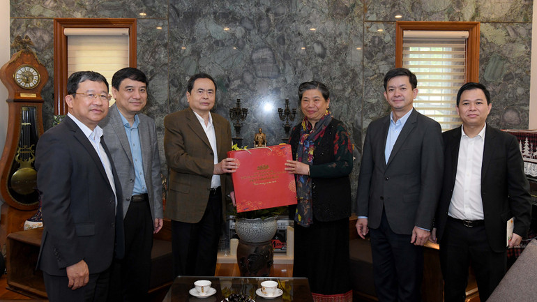 Chủ tịch Quốc hội Trần Thanh Mẫn tặng quà nguyên Phó Chủ tịch Thường trực Quốc hội Tòng Thị Phóng.