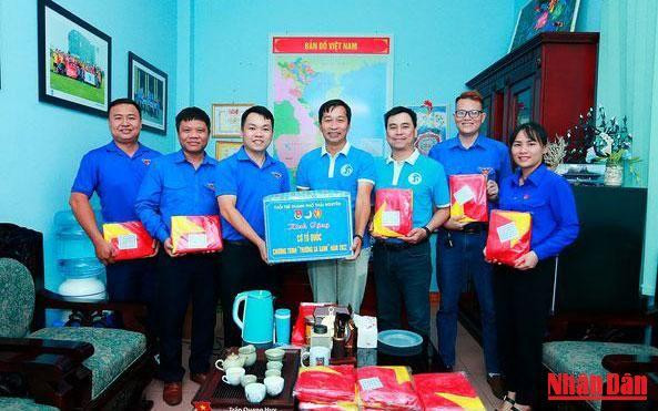 Nhận những lá cờ gửi tặng Trường Sa. Nhận những lá cờ gửi tặng Trường Sa.