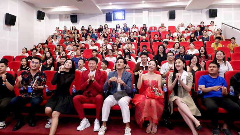 Đoàn làm phim "Lật mặt 7" giao lưu với khán giả tại rạp Lê Độ.