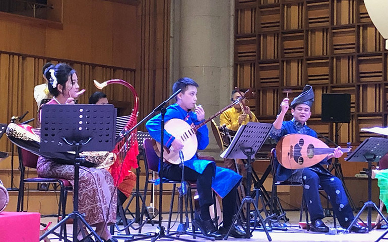 Các nghệ sĩ sử dụng các món đồ chơi dân gian gần giống như chiếc tu huýt và trống bỏi của Việt Nam để hòa tấu.