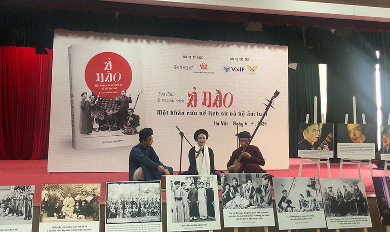 Nhóm ca trù Đông Môn biểu diễn tại buổi ra mắt sách.