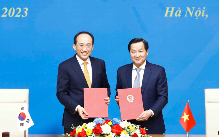 Phó Thủ tướng Lê Minh Khái và Phó Thủ tướng Choo Kyung-ho ký và trao đổi Biên bản cuộc Đối thoại.