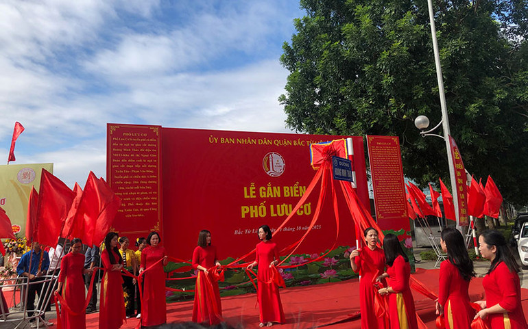 Lễ gắn biển tên phố Lưu Cơ.