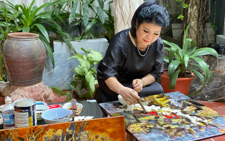 Họa sĩ Văn Dương Thành đang sáng tác. (Ảnh" Ban tổ chức cung cấp)