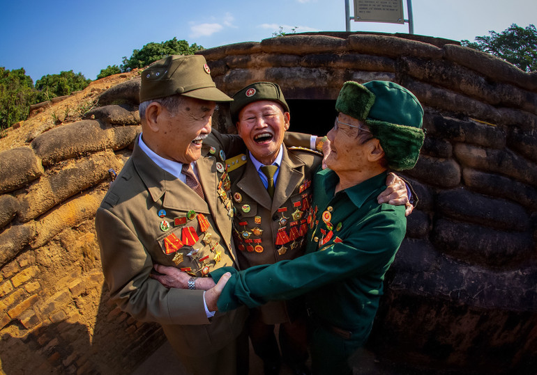 Tác phẩm “Các cụ Cựu chiến binh Điện Biên năm xưa gặp nhau trên đồi A1” của tác giả Dương Thị Anh.