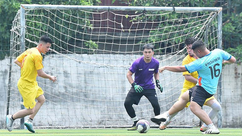 Các cầu thủ Báo Nhân Dân thi đấu đầy nỗ lực, nhưng chỉ trong một phút mất tập trung đã để cho cầu thủ đội bạn chớp thời cơ nâng tỷ số lên thành 2-1 khi trận đấu chỉ còn 2 phút là hết thời gian chính thức.