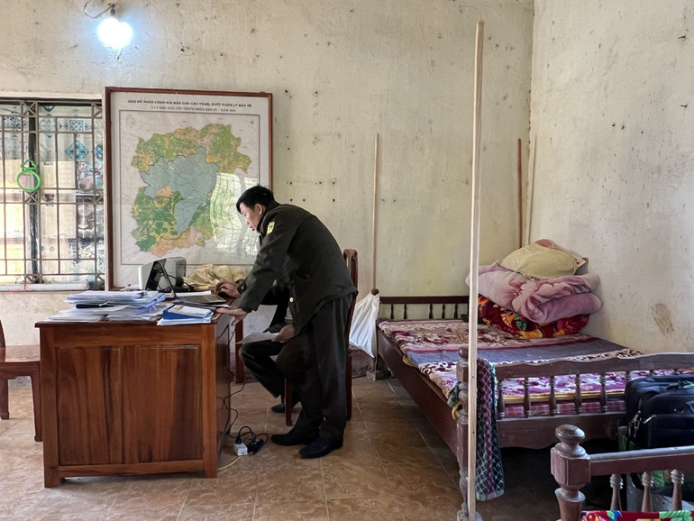 Sau hơn 4 tiếng tuần rừng, khi trở về, các kiểm lâm viên lại phải bắt tay vào tổng hợp, báo cáo kết quả. Bên cạnh việc tuần rừng thường xuyên, các khu bảo tồn ở Bắc Kạn còn phải kết hợp cả ảnh viễn thám, GPS, flycam... để quan sát, nắm kịp thời diễn biến rừng.