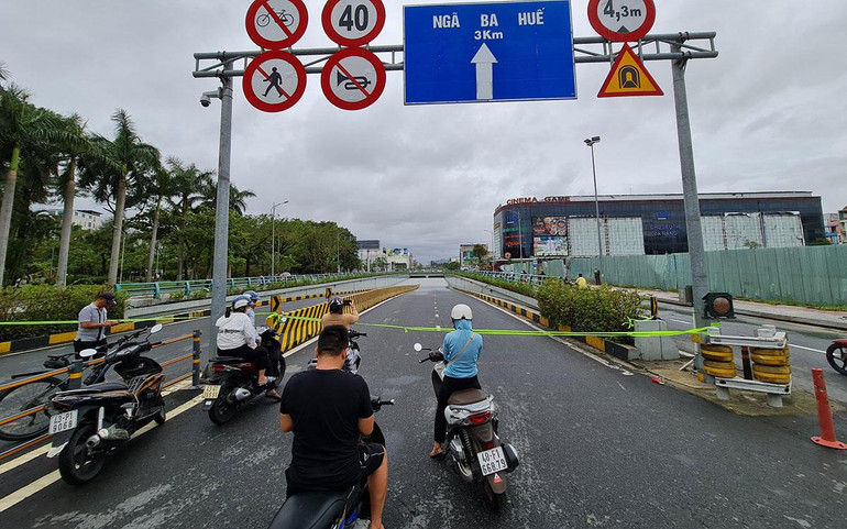 Chăng dây cấm lưu thông qua hầm chui.