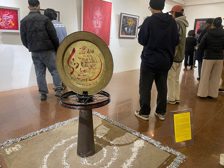 Sắp đặt "Mâm thơ" của tác giả Nguyễn Hữu Đức.