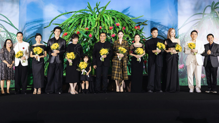 Đoàn làm phim xuất hiện cùng background là cây thanh long.