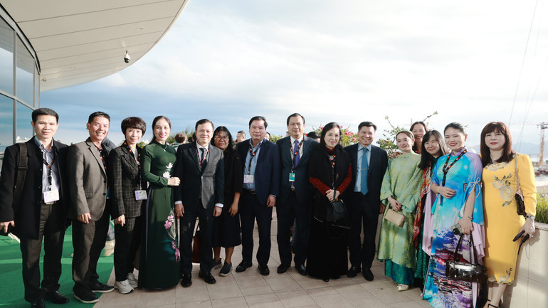 Các nhà sản xuất, quản lý điện ảnh, nhà làm phim và nghệ sĩ tại Liên hoan phim Cannes.