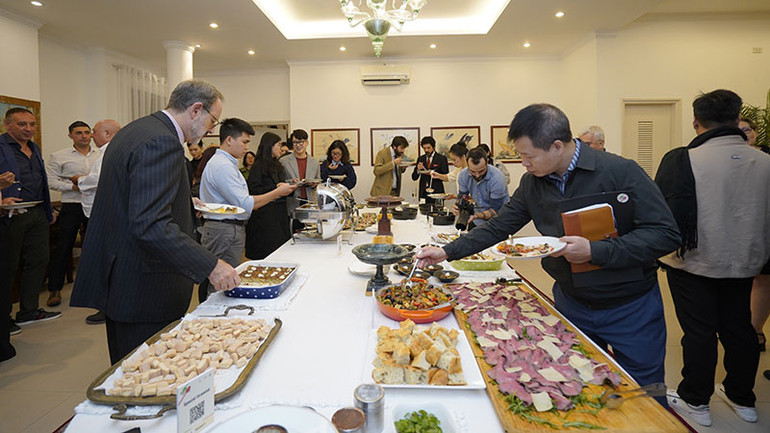 Thực khách thưởng thức các món ăn Italia. Thực khách thưởng thức các món ăn Italia.