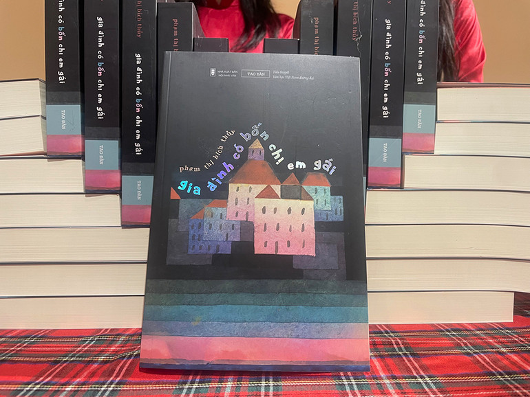 Cuốn tiểu thuyết "Gia đình có bốn chị em gái". Cuốn tiểu thuyết "Gia đình có bốn chị em gái".