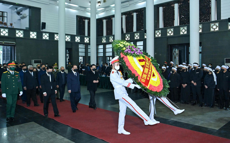 Đoàn Ban Chấp hành Trung ương Đảng do đồng chí Vương Đình Huệ, Ủy viên Bộ Chính trị, Chủ tịch Quốc hội dẫn đầu vào viếng. Tổng Bí thư Nguyễn Phú Trọng gửi vòng hoa viếng đồng chí Vũ Oanh. Đoàn Ban Chấp hành Trung ương Đảng do đồng chí Vương Đình Huệ, Ủy viên Bộ Chính trị, Chủ tịch Quốc hội dẫn đầu vào viếng. Tổng Bí thư Nguyễn Phú Trọng gửi vòng hoa viếng đồng chí Vũ Oanh.