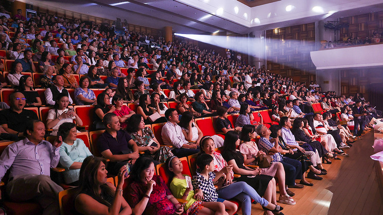 Khán giả ngồi chật kín khán phòng của Học viện. Khán giả ngồi chật kín khán phòng của Học viện.