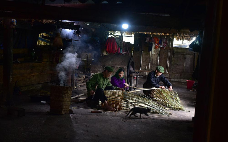 Chiếc gùi dần trở thành thương hiệu của người Tày ở Bản Liền. Chiếc gùi dần trở thành thương hiệu của người Tày ở Bản Liền.