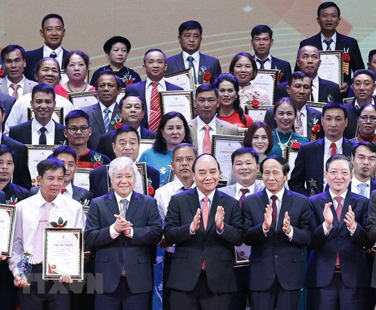 Chủ tịch nước Nguyễn Xuân Phúc và các đại biểu với 100 nông dân Việt Nam xuất sắc năm 2022.