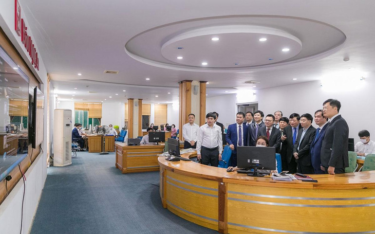 Đồng chí Lê Quốc Minh, Ủy viên Trung ương Đảng, Tổng Biên tập Báo Nhân Dân cùng các đại biểu Trung ương, tỉnh Nghệ An tham quan Tòa soạn hội tụ của Báo Nghệ An. (Ảnh: ĐỨC ANH) Đồng chí Lê Quốc Minh, Ủy viên Trung ương Đảng, Tổng Biên tập Báo Nhân Dân cùng các đại biểu Trung ương, tỉnh Nghệ An tham quan Tòa soạn hội tụ của Báo Nghệ An. (Ảnh: ĐỨC ANH)