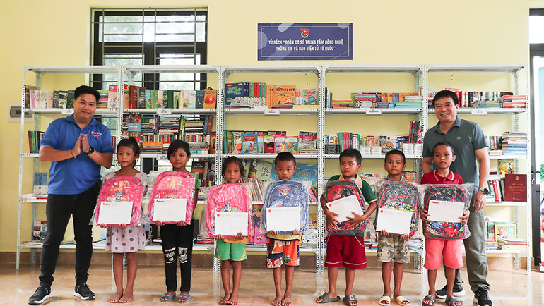 Trao 30 suất học bổng cho 30 em học sinh nghèo vượt khó.