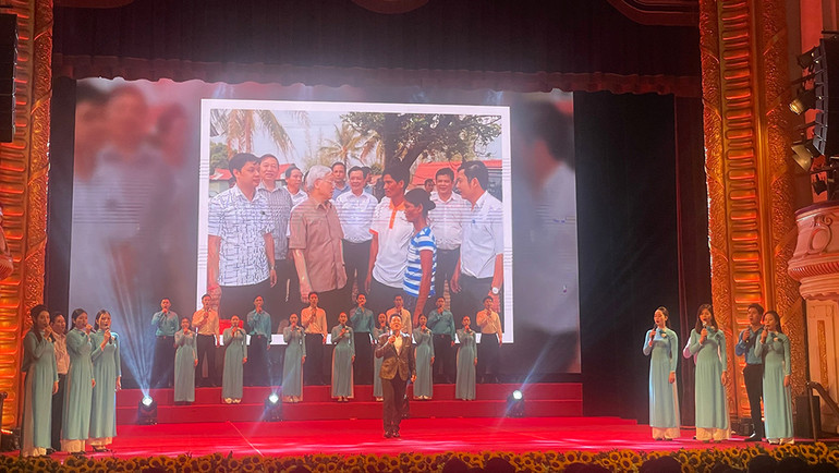 NSND Quốc Hưng trình diễn tại lễ trao giải.